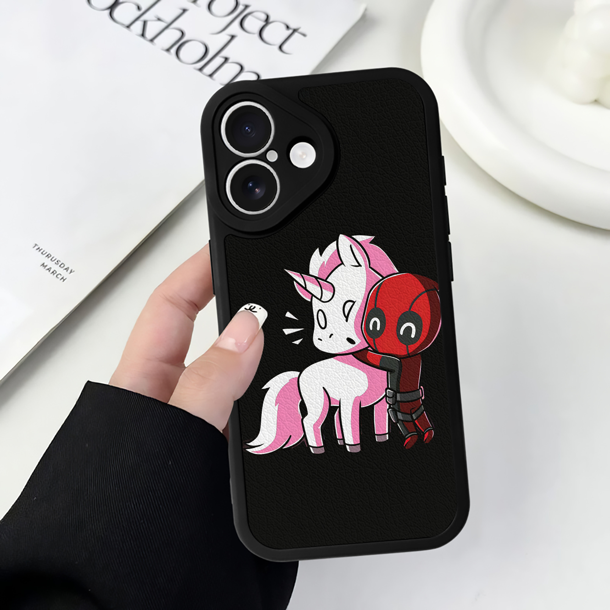 （画像用） Deadpool デッドプール 【iPhone 16シリーズ対応】シリコンスマホケース（レザー調） 材質：シリコン